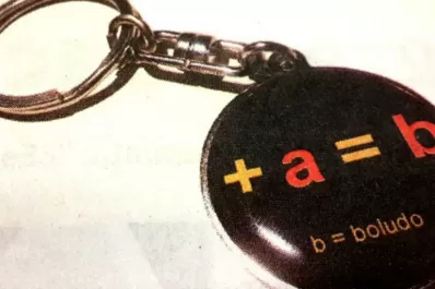 El polémico llavero de Moreno contra Massa