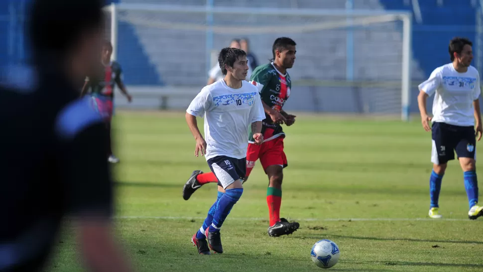 EL GOLEADOR. Acosta lleva la pelota durante un pasaje del segundo tiempo, ante la corrida de Lozano, una de las figuras del partido; el Bebé convirtió su primer gol en Atlético, aunque no fue oficial. LA GACETA / DIEGO ARAOZ