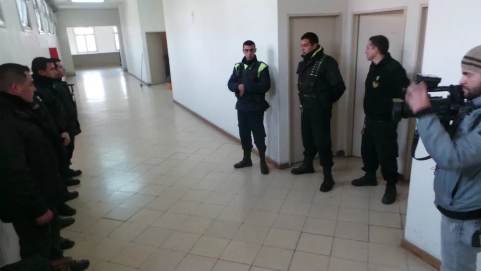 DETENIDOS. Los 28 policías se encuentran en la sede penal del Poder Judicial. LA GACETA / FOTO DE JOSÉ INESTA