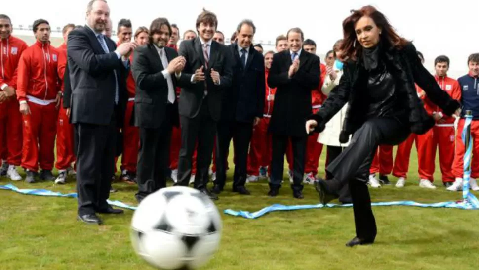 GOLPE. La Presidenta, con la pelota de fútbol. 