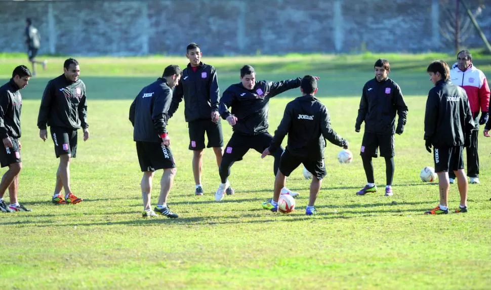 ACA ESTÁN ELLOS SON........ Alfonso, Cáceres, De Muner, Rivero, Parisi,Tambusi, Rinaudo y Becica se divierten  durante la práctica esperando que el técnico Roldán les confirme que serán titulares en el clásico que disputará en el Monumental. 