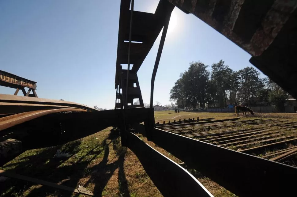 RIELES Y ESTRUCTURAS 
Junto a las estructuras ferroviarias se aprecian cientos de rieles apilados.