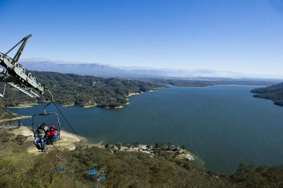 PANORÁMICA. Las aerosillas te llevan a la cumbre del cerro Médici, a 600 metros, desde donde se puede admirar todo el dique y su verde entorno.    LA GACETA/ FOTOS DE JORGE OLMOS SGROSSO.