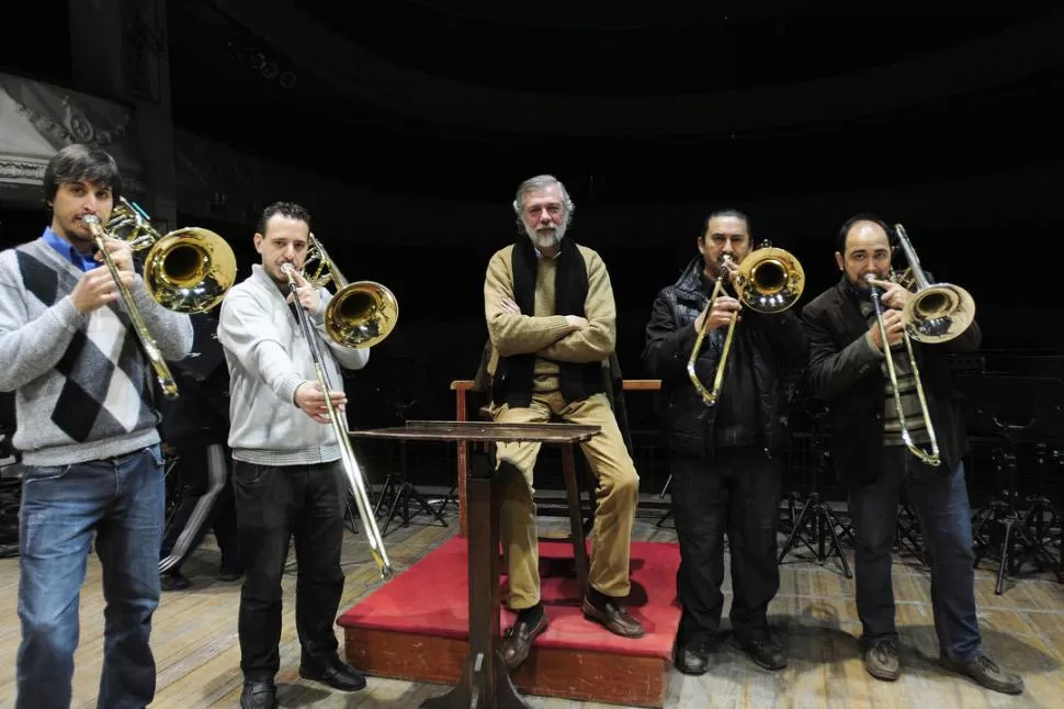 BRONCES SINFÓNICOS. Urani, Scheenebeli, el maestro Sbrocco, Ovejero y Fenoglio ajustando los últimos acordes, en el ensayo de ayer. LA GACETA / FOTO DE ANALíA JARAMILLO