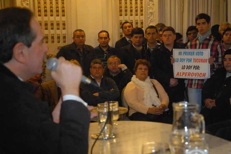 SEDE POLÍTICA. Cada mediodía y cada tarde, el Salón Blanco de Casa de Gobierno es el escenario de un mitin del gobernador con dirigentes oficialistas.