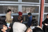 A una alumna le pegaron a la salida de la escuela por ser linda y tener buenas notas