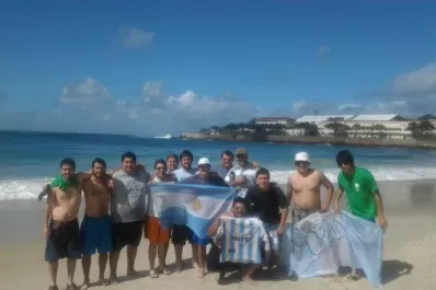 Ser argentino es pasar con la bandera y que te griten ¡Papa!