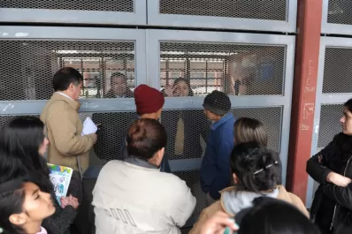 A una alumna le pegaron a la salida de la escuela por ser linda y tener buenas notas