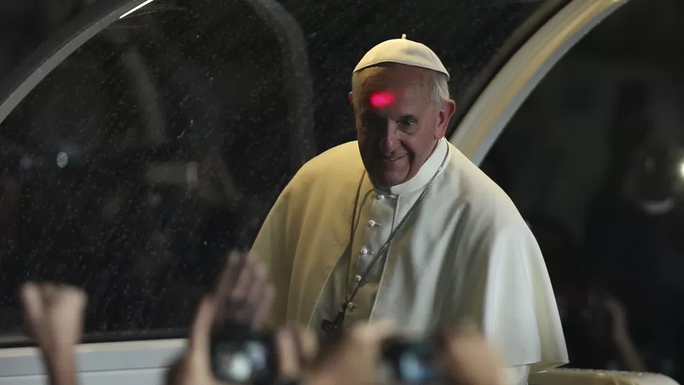 UN EXTRAÑO REFLEJO. El flash de una cámara de fotos puso en alerta a los custodios de Francisco. REUTERS