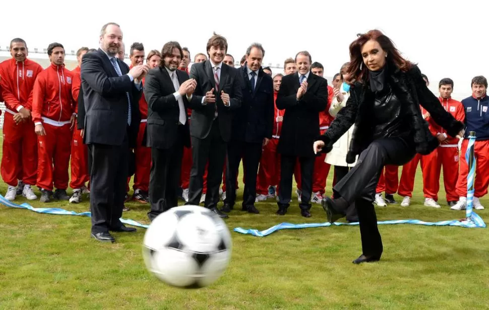 ZURDA PRESIDENCIAL. La Presidenta utilizó el pie izquierdo para dar el puntapié inicial, ayer, en la inauguración del nuevo estadio del club Morón. PRESIDENCIA DE LA NACION 