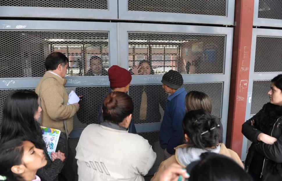 PUERTAS CERRADAS. Ayer los padres, se acercaron a la escuela Media de Arcadia para exigir explicaciones de los docentes por semejante hecho. LA GACETA / FOTOS DE OSVALDO RIPOLL