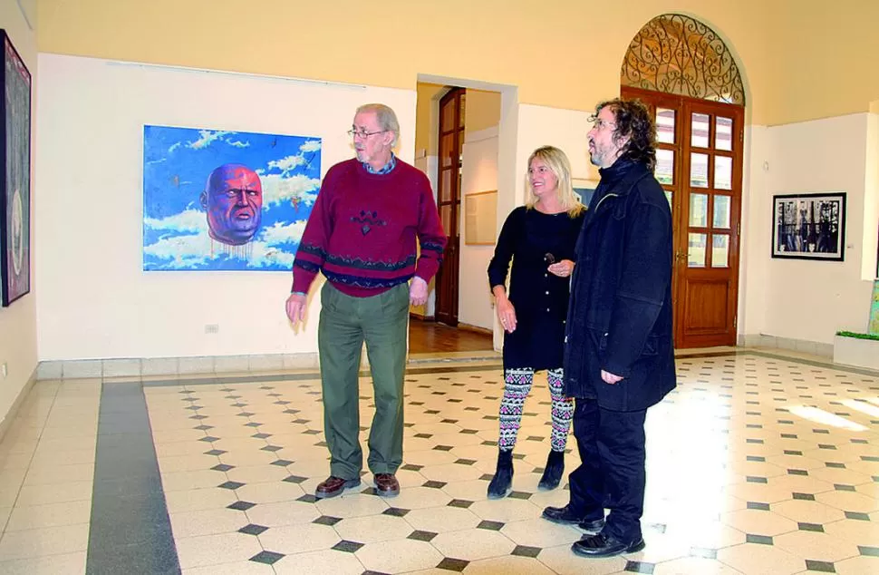  SITUACIÓN VOLÁTIL 1. La obra de Roberto Koch se puede ver al fondo, durante la visita del jurado. 