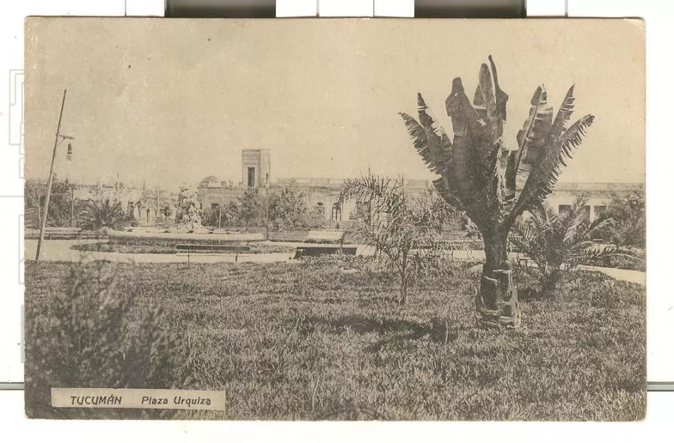 LA PLAZA URQUIZA. Vista del oeste de la plaza Urquiza a fines del siglo XIX. El costado norte del paseo enfrentaba la vieja Cárcel Penitenciaria, demolida en 1950. LA GACETA / ARCHIVO