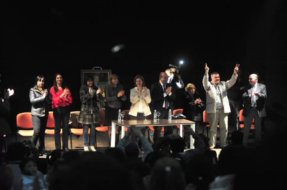 DEBUT. Sara Alperovich (segunda desde la izquierda), Mabel Carrizo, Miriam Gallardo, Beatriz Rojkés, Juan Manzur, Teresa de Heredia, Osvaldo Jaldo y Edmundo Jiménez compartieron el escenario. LA GACETA / FOTO DE DIEGO ARAOZ