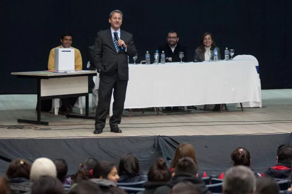 DISTENDIDO. De pie, sobre el escenario, Bejas les explica a los adolescentes en qué consisten las PASO. El auditorio bandeño estuvo casi repleto. LA GACETA / FOTOS DE INéS QUINTEROS ORIO 