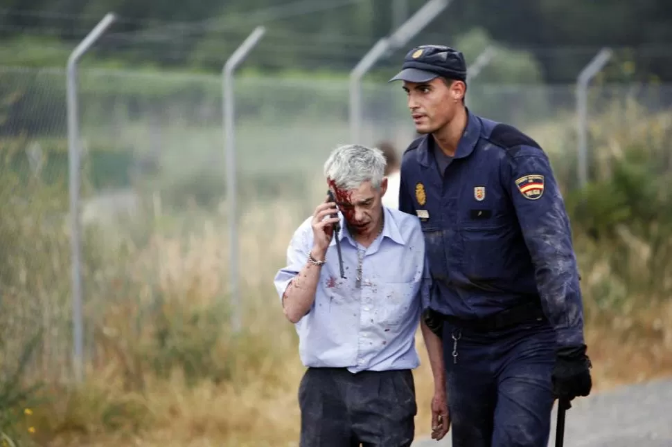 EL ACUSADO. Pocos minutos después del accidente, el maquinista Garzón fue rescatado del tren siniestrado y llevado al hospital por sus heridas. REUTERS