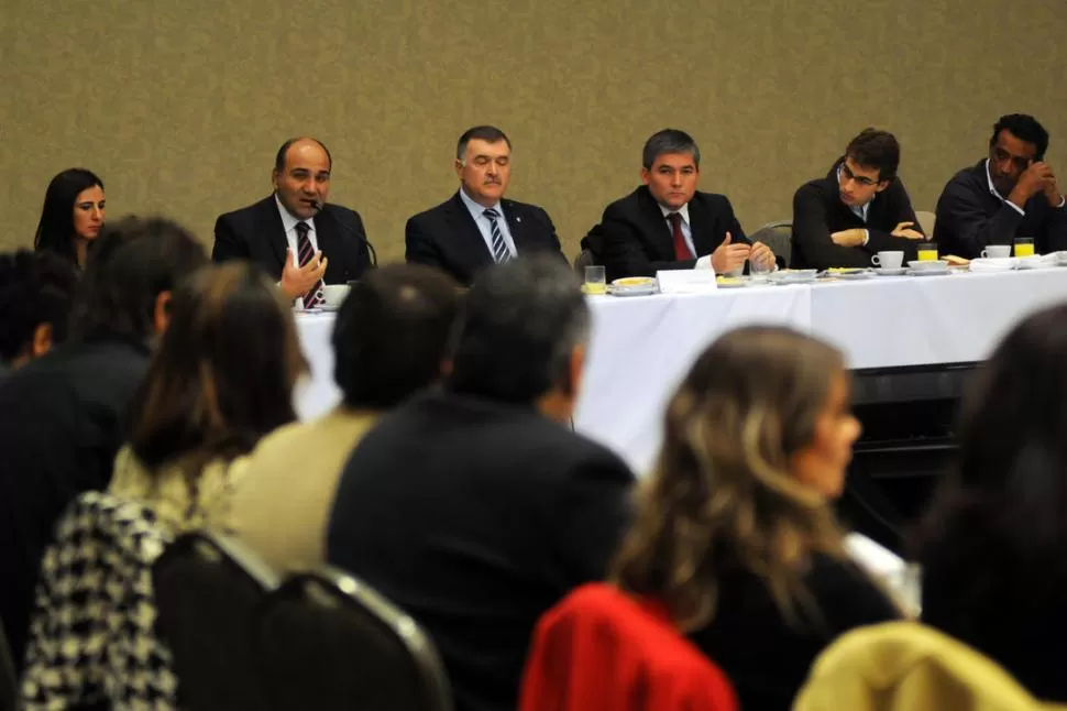 CAMPAÑA DIFERENTE. Unos 60 profesionales y empresarios, durante el desayuno, a los candidatos Manzur y Jaldo. LA GACETA / FOTO DE INÉS QUINTEROS ORIO