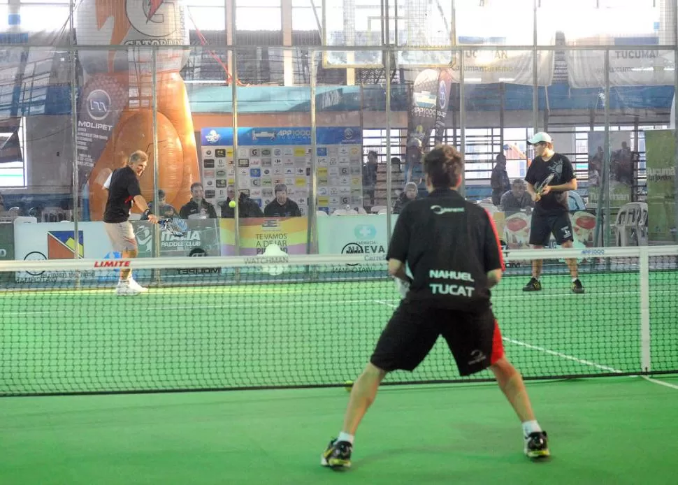 UN REVÉS JUSTO. En cada partido, los jugadores demostraron la gran variedad de golpes y técnicas que tiene el deporte. 