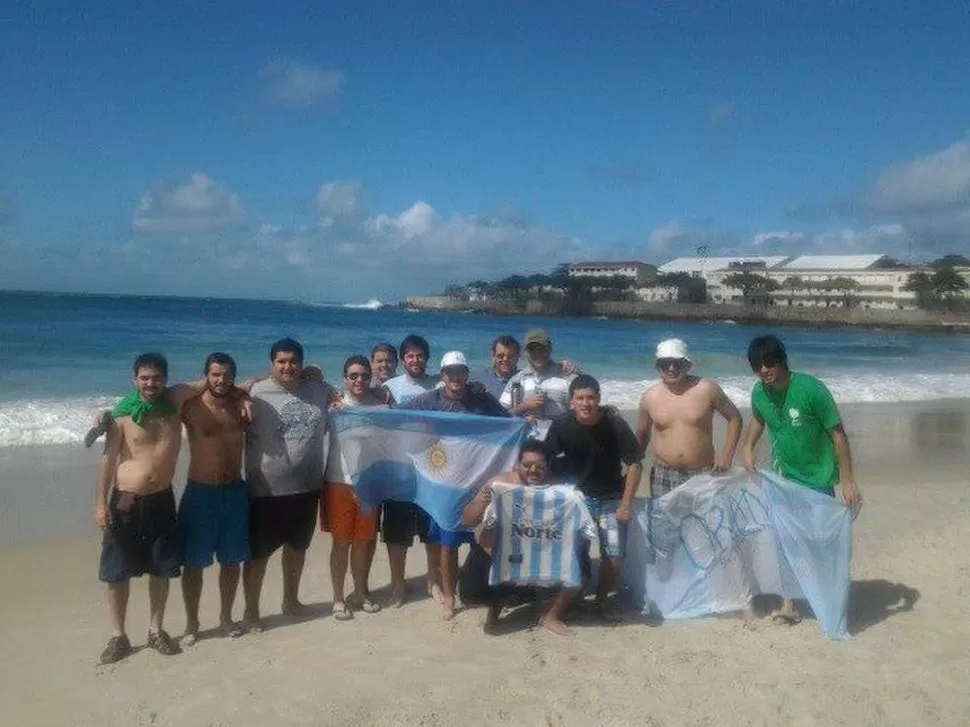 ENTUSIASMO DE LOS MAS CHICOS. Las banderas con la imagen del papa flamearon en todo el encuentro. A la JMJ no faltaron los niños. 