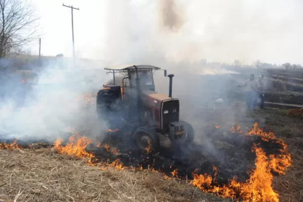 Fue a quemar caña, pero las llamas terminaron de consumir su tractor