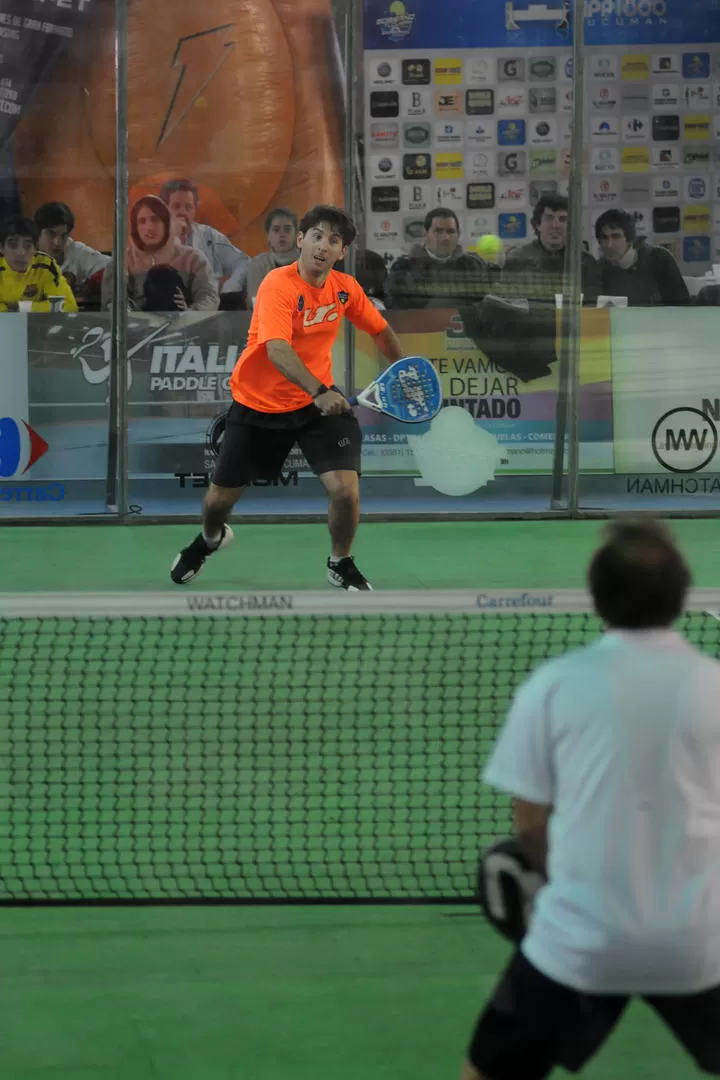 DESDE EL FONDO. Daniel Codina ataca desde atrás durante el partido de octavos. 