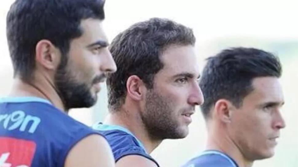 TRES MERENGUES. Albiol, Pipita y Callejón llegaron al conjunto napolitano desde Real Madrid. FOTO TOMADA DE TWITTER.COM/G_HIGUAIN