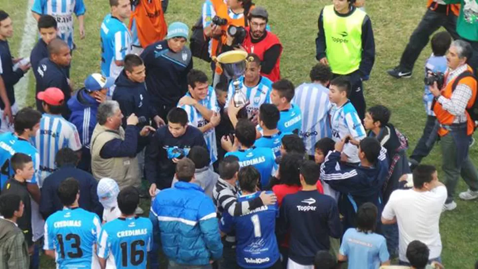 LA COPA... Los jugadores de Atlético celebran la victoria ante el clásico rival. LA GACETA / JOSE INESTA VIA MOVIL