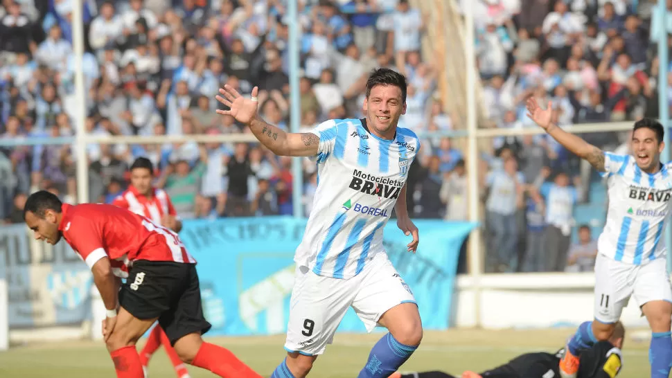 VENGAN A FESTEJAR. Lenci ya fusiló a Ojeda y marcó el 1-0 de Atlético. El delantero corre hacia el córner de la esquina de 25 y Chile. FOTO DE HECTOR PERALTA / LA GACETA