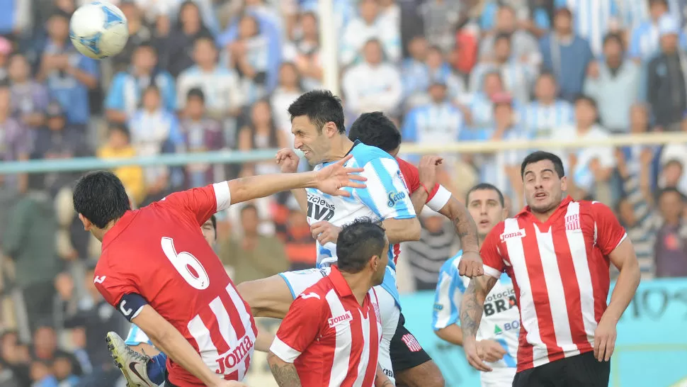 A COBRAR. Javier Malagueño le gana en el salto a Javier López y convierte el gol con el que el decano selló el triunfo. LA GACETA / FOTO DE HECTOR PERALTA