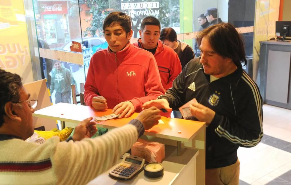 APURADOS. Los simpatizantes decanos invadieron el local de Maipú al 500 para quedarse con la entrada para concurrir esta tarde al Monumental. 