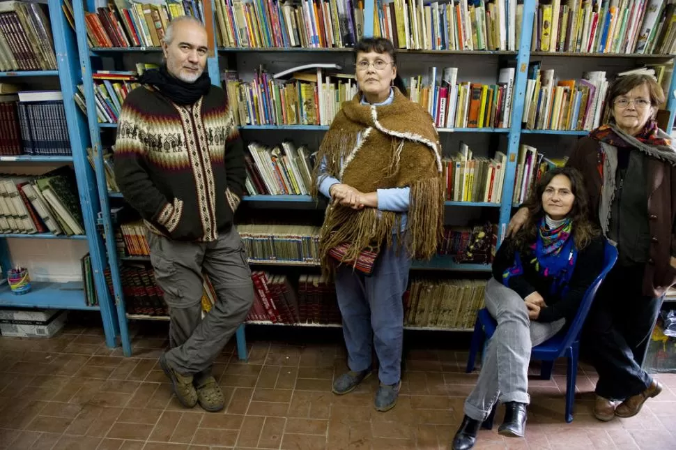 IDEALISTAS. Los socios fundadores de la biblioteca popular. LA GACETA/FOTOS DE JORGE OLMOS SGROSSO