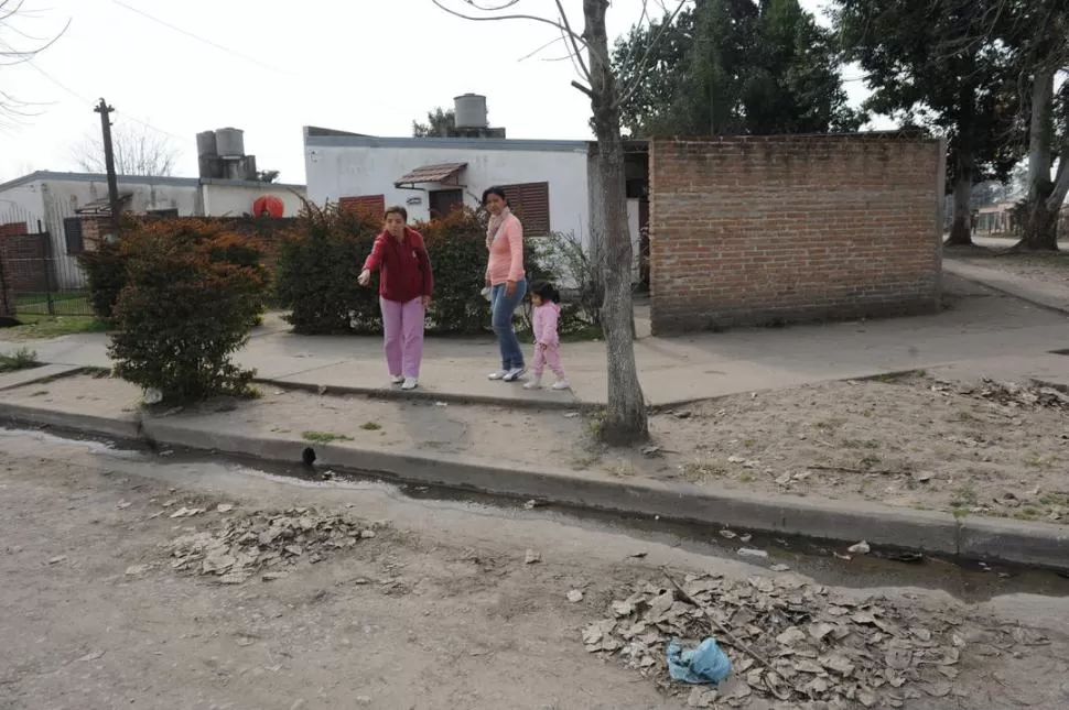 EN LA CALLE. Una vecina señala el lugar en el que ocurrió la agresión. LA GACETA / FOTOS DE OSVALDO RIPOLL