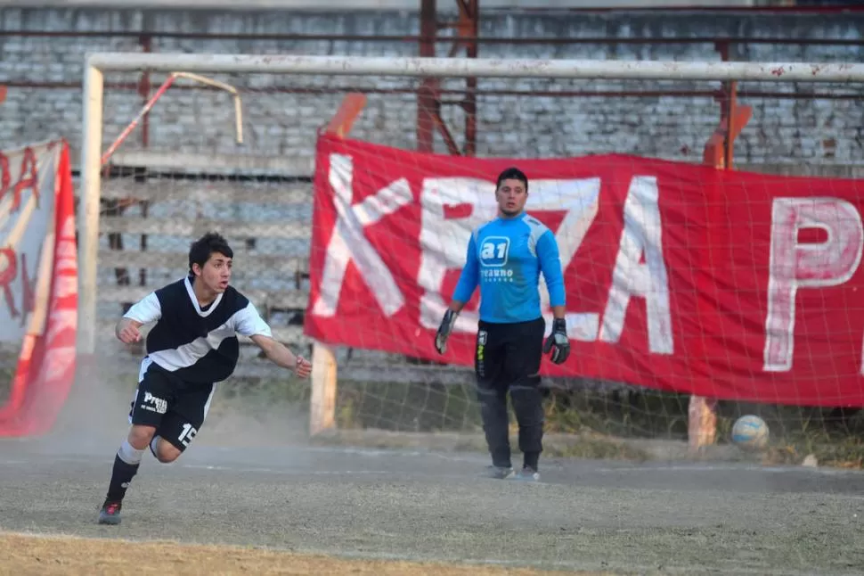 DEFINICIÓN. Lucas Segura, que había ingresado unos minutos antes, puso su rúbrica en la valiosa victoria de Cruz Alta. El debutante Juan Naranjo mira resignado. 