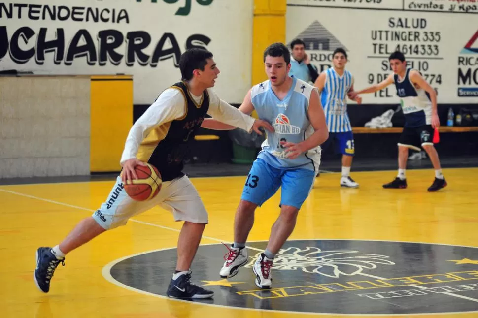 BASES EN ACCIÓN. Leandro Vildoza sube el balón, defiende Santiago Abdala. 