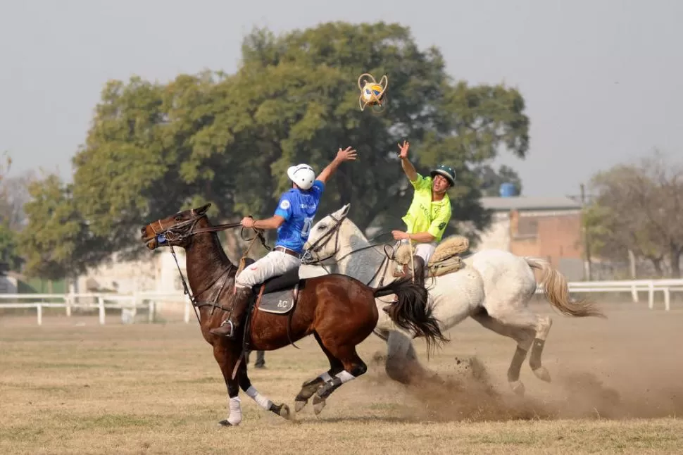 SIN DUEÑO. El pato no tiene dueño en la acción que protagonizan los jugadores de BBVA Banco Francés y La Escondida.  