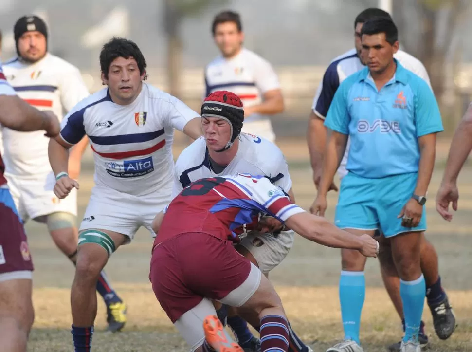 OJOS QUE NO VEN. Pero cuerpo que siente: Matías López recibe un duro tackle. 