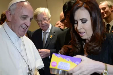 Los escarpines que le regaló el Papa a Cristina, con problemas para ingresar al país