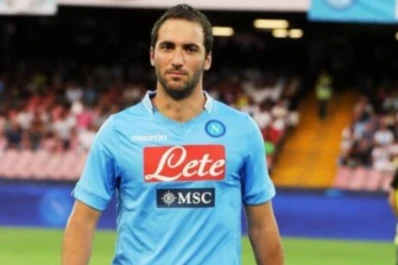 Higuaín fue ovacionado en su presentación como refuerzo de Napoli