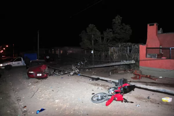 Fuera de sí, hizo varios tiros y atropelló autos, motos y una columna