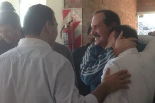 El efusivo saludo de Alperovich a Garber