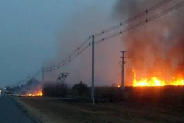 La quema de caña dejó sin luz a 70.000 usuarios