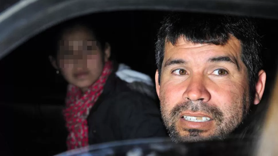 DESPUÉS DE DECLARAR. A la salida de tribunales, Juan José Vallejos y su hija Eliana contaron que llevaban un día sin dormir y sin comer nada. LA GACETA / FOTO DE DIEGO ARáOZ