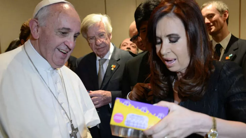 PRESENTE. Cristina recibió el obsequio de Francisco, en Brasil. FOTO TOMADA DE TWITTER