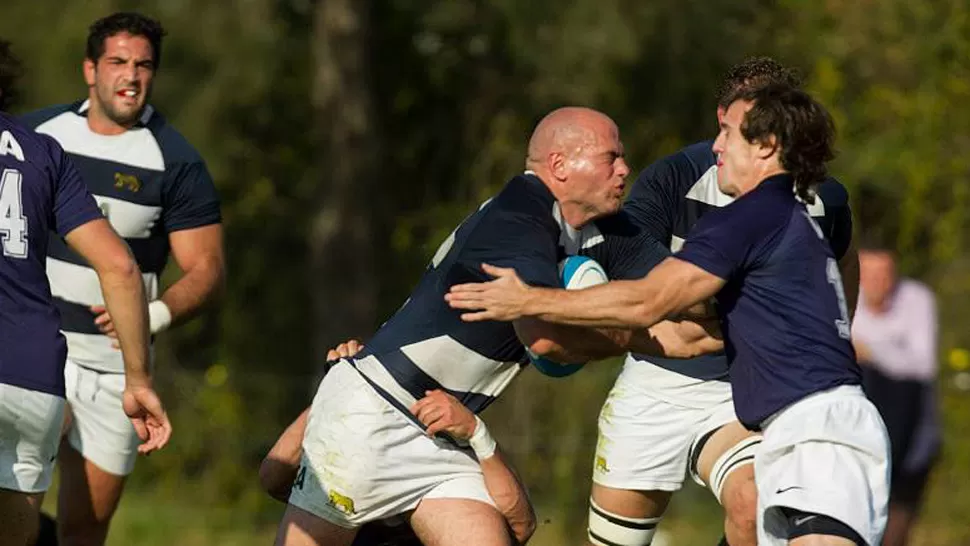 EN MARCHA. Contepomi lidera un ataque de los Pumas ante los Jaguares. FOTO PRENSA UAR