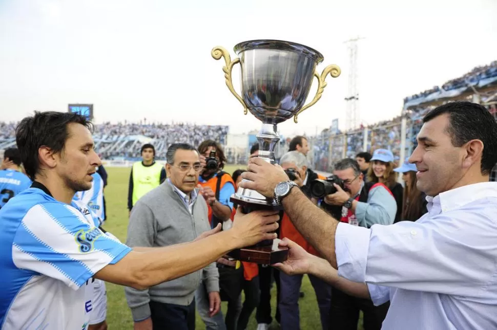 EL PREMIO AL ESFUERZO. Mario Leito, presidente decano, le entrega la copa a Diego Barrado, capitán de los decanos. Segundos después, se desataron los festejos. LA GACETA / FOTO DE JORGE OLMOS SGROSSO 