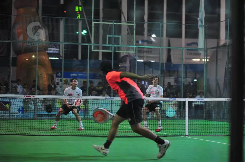 MUY ATENTOS. Di Nenno-Stupaczuk esperan la pelota alta que devolvió Estrella. 