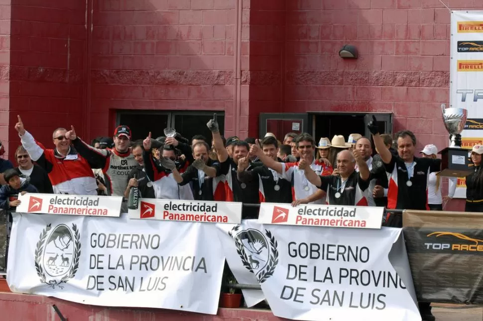 CON EL N°1. Agustín Canapino festejó la victoria con su equipo. 