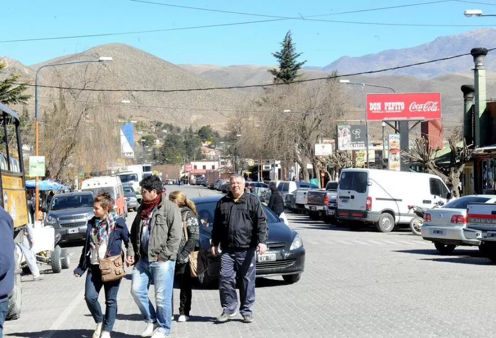 TAFÍ DEL VALLE. Visitantes recorren la zona centro de la villa tucumana. LA GACETA / FOTO DE HECTOR PERALTA