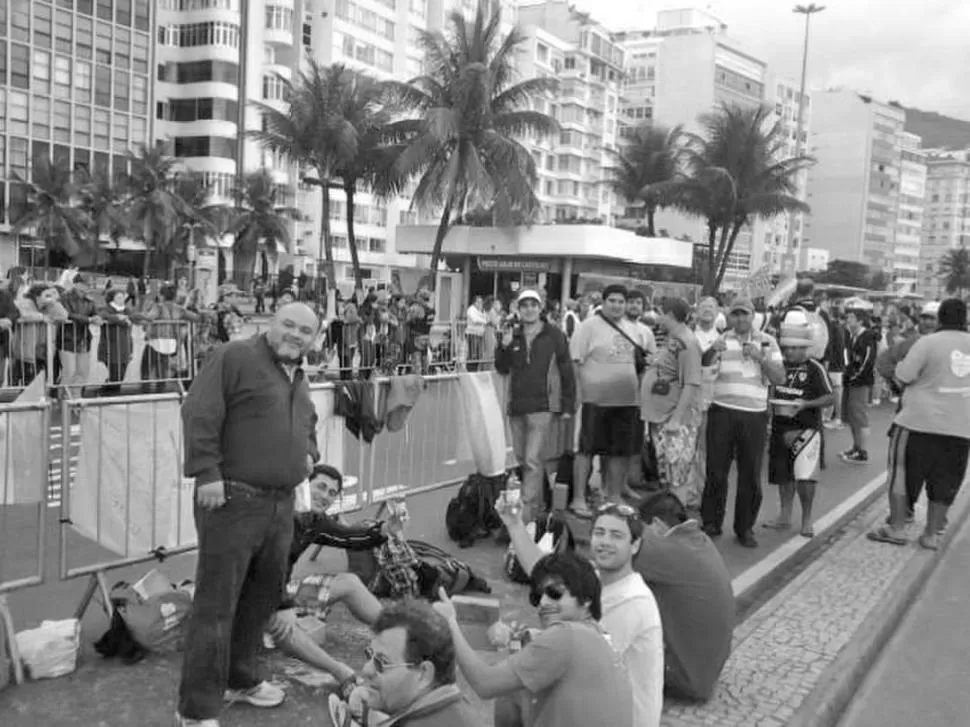 COPACABANA. Un grupo de tucumanos espera la llegada del Papa. FACEBOOK / GONZALO VADELL