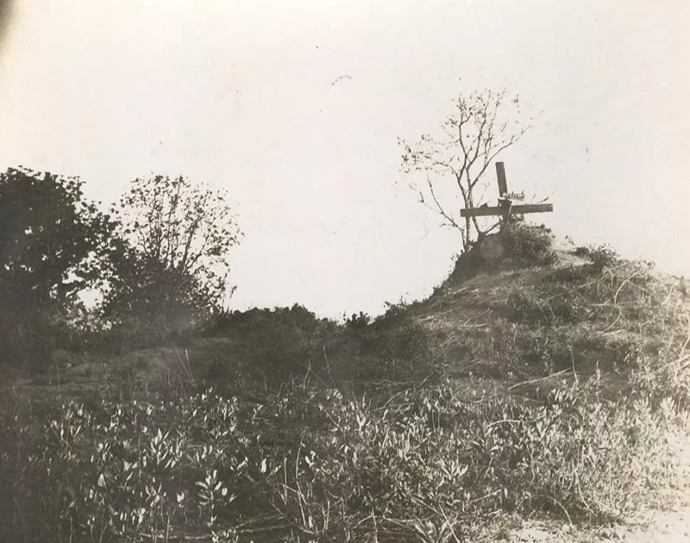 IBATÍN EN LA DÉCADA DE 1930. Cruz colocada en el lugar donde estuvo la Iglesia matriz del viejo San Miguel de Tucumán. LA GACETA / ARCHIVO 